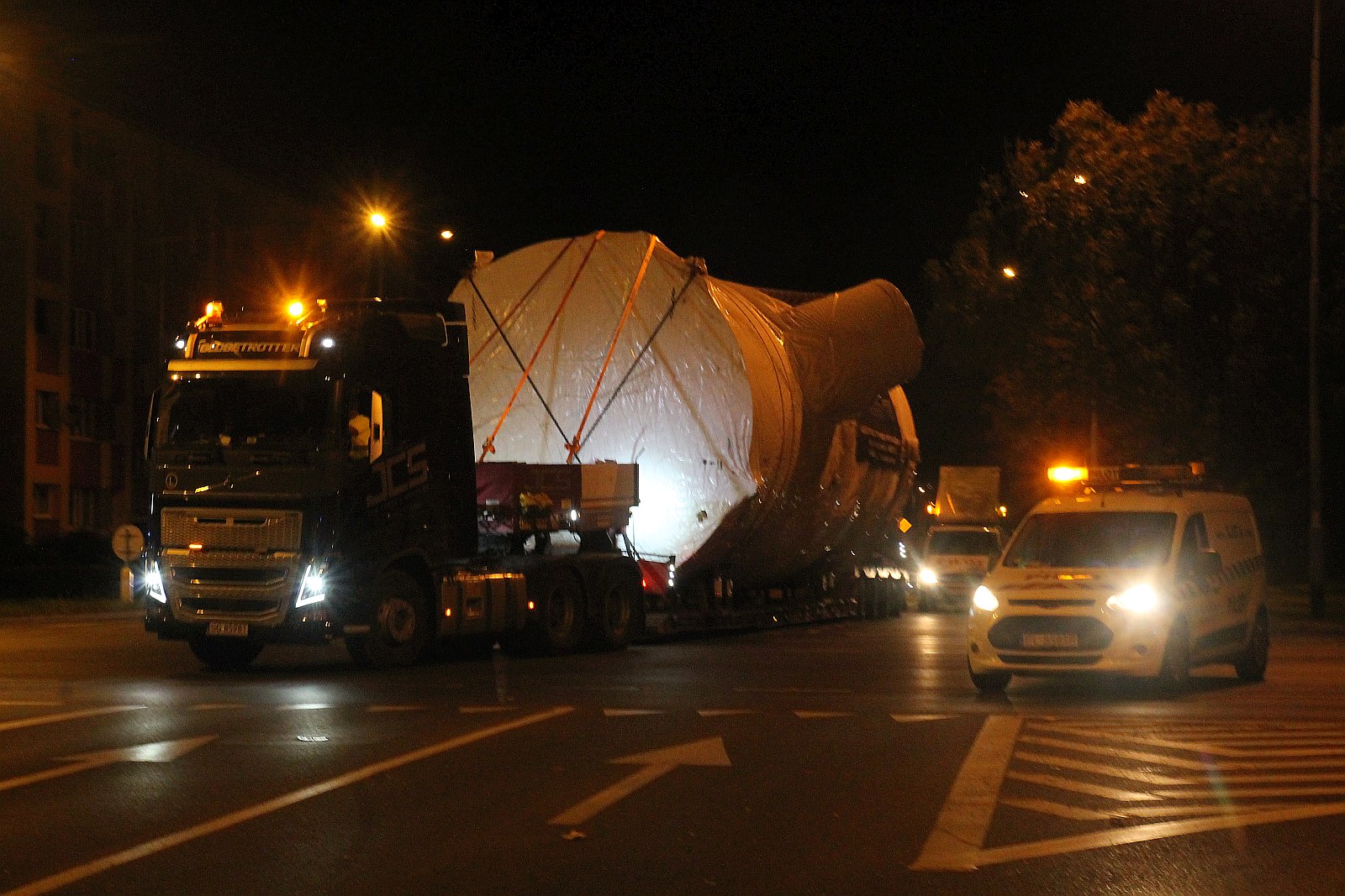 Transport ponadgabarytowy przejechał nocą przez Legnicę