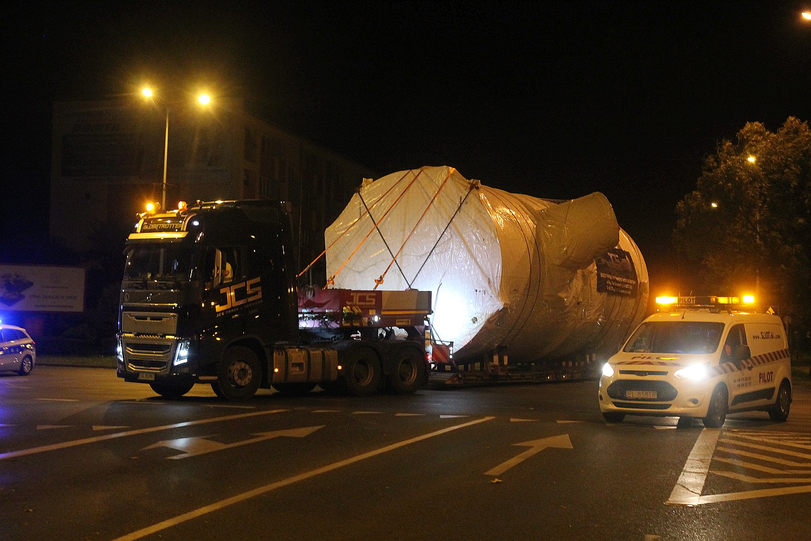 Transport ponadgabarytowy przejechał nocą przez Legnicę
