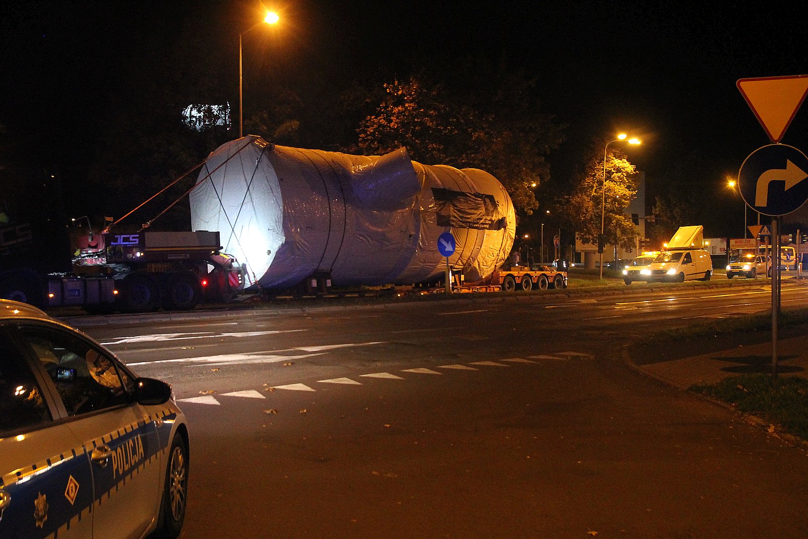 Transport ponadgabarytowy przejechał nocą przez Legnicę