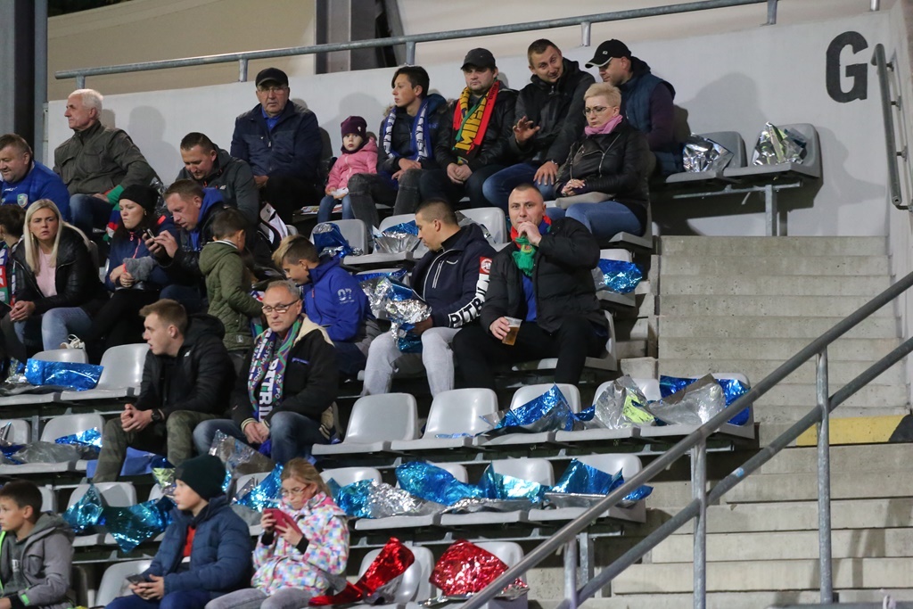 Kibice, dwunasty zawodnik na meczu Miedzi z Puszczą