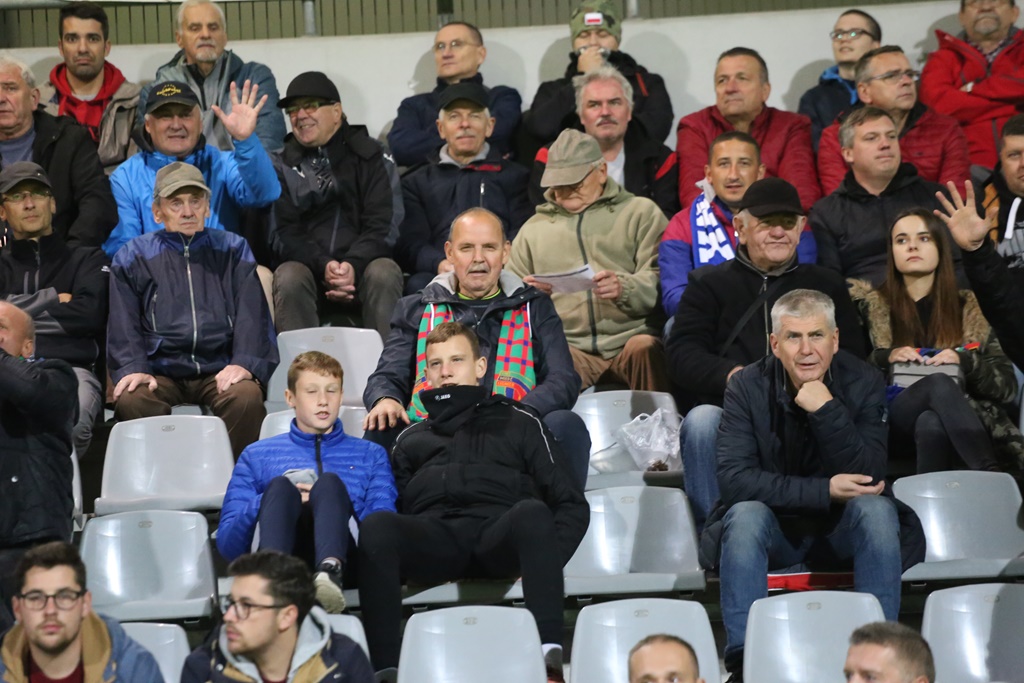 Kibice, dwunasty zawodnik na meczu Miedzi z Puszczą