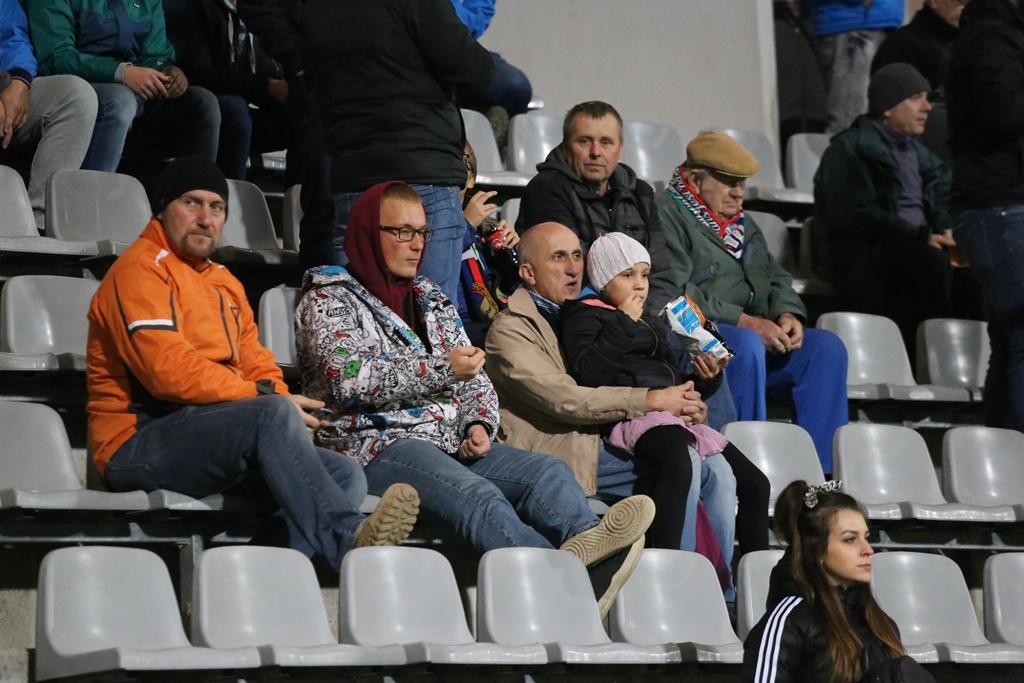 Kibice, dwunasty zawodnik na meczu Miedzi z Puszczą