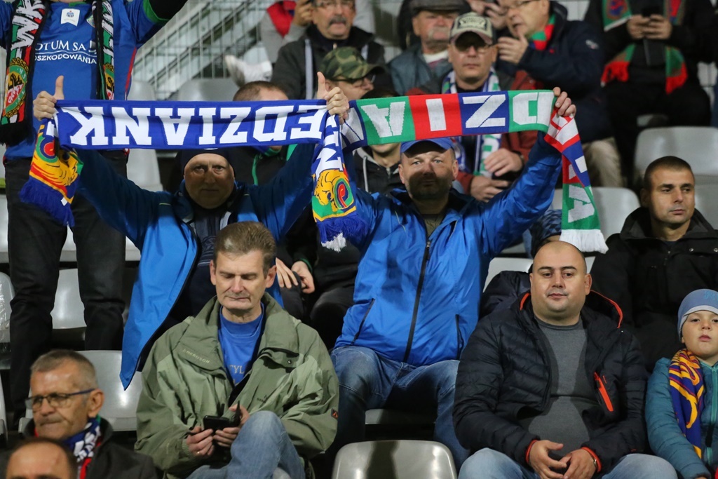Kibice, dwunasty zawodnik na meczu Miedzi z Puszczą