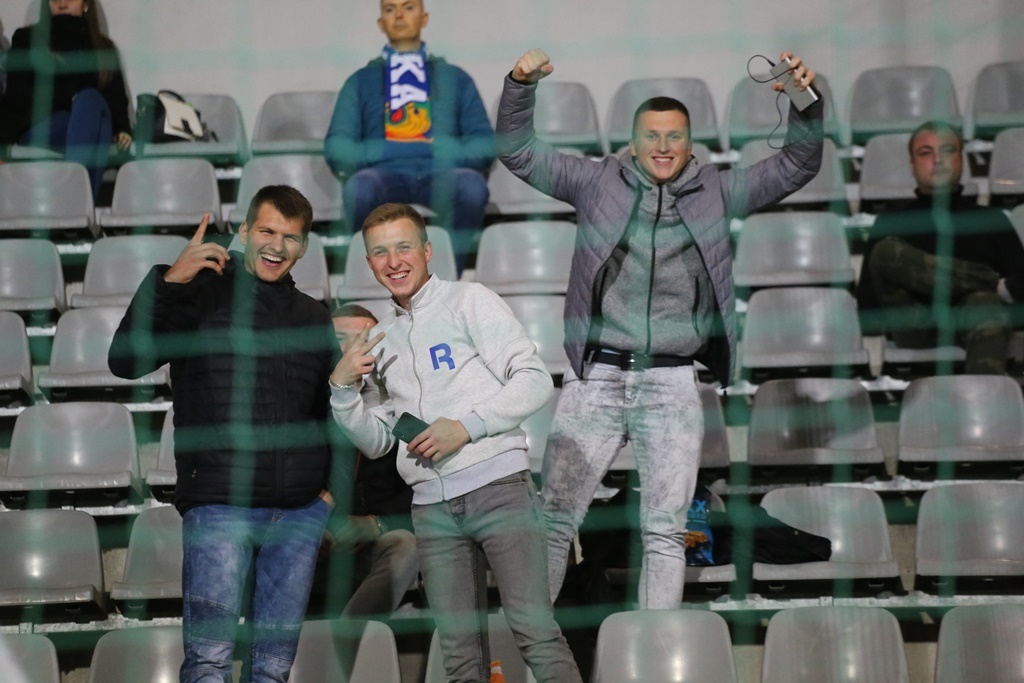 Kibice, dwunasty zawodnik na meczu Miedzi z Puszczą