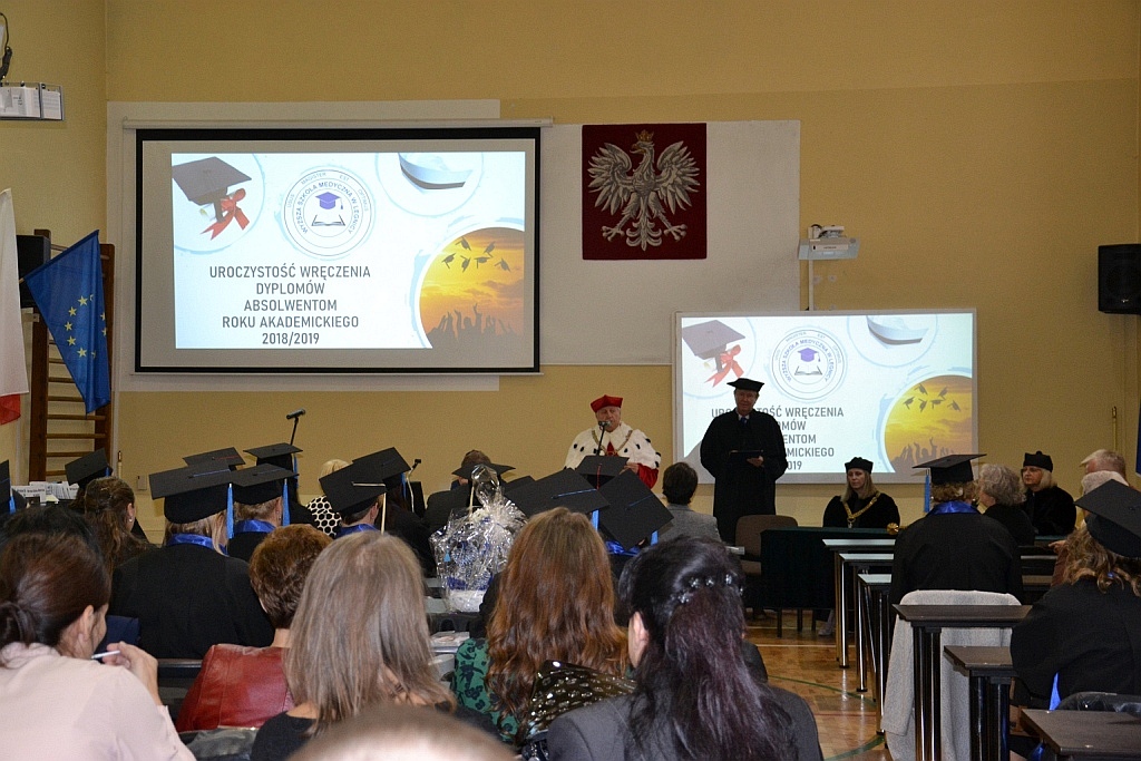 Absolwenci Wyższej Szkoły Medycznej odebrali swoje dyplomy