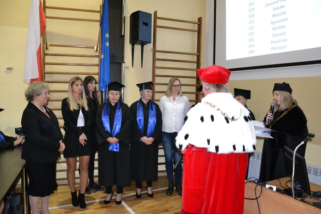 Absolwenci Wyższej Szkoły Medycznej odebrali swoje dyplomy