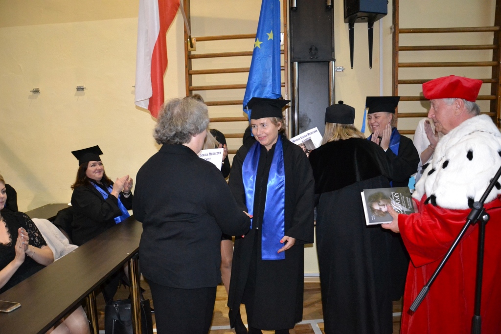Absolwenci Wyższej Szkoły Medycznej odebrali swoje dyplomy