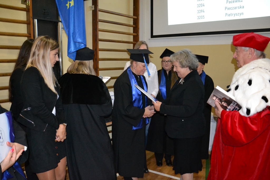 Absolwenci Wyższej Szkoły Medycznej odebrali swoje dyplomy