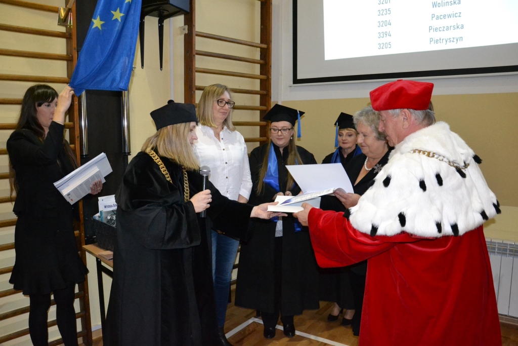 Absolwenci Wyższej Szkoły Medycznej odebrali swoje dyplomy