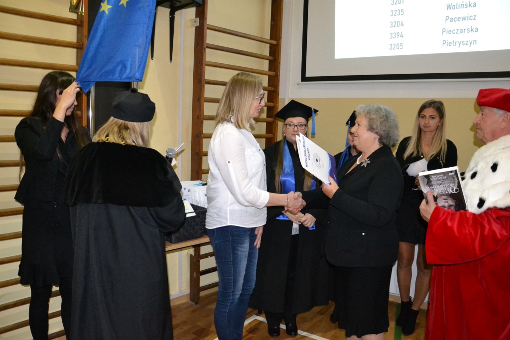 Absolwenci Wyższej Szkoły Medycznej odebrali swoje dyplomy