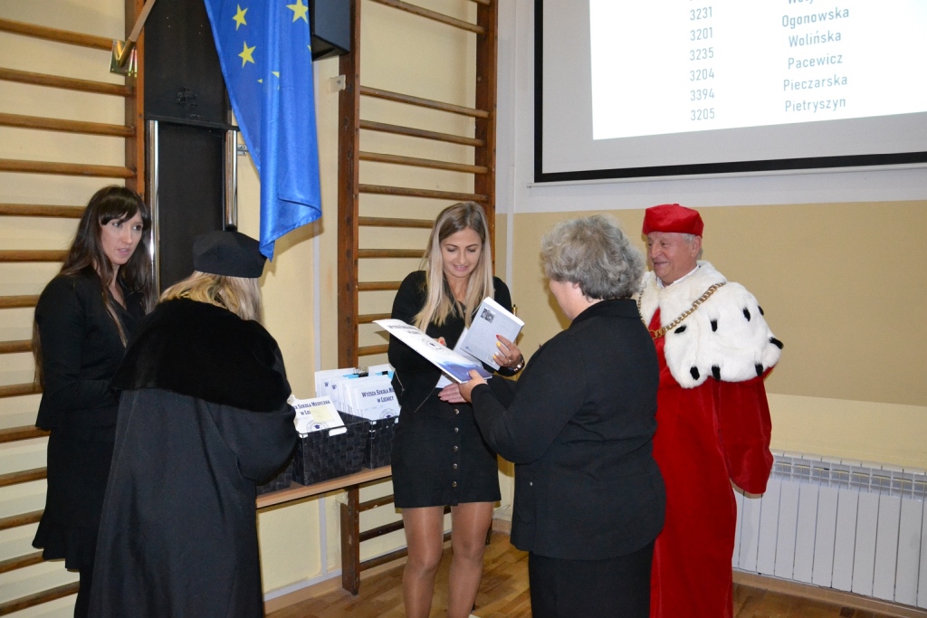 Absolwenci Wyższej Szkoły Medycznej odebrali swoje dyplomy