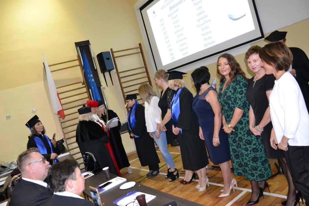 Absolwenci Wyższej Szkoły Medycznej odebrali swoje dyplomy