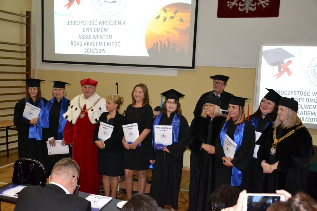 Absolwenci Wyższej Szkoły Medycznej odebrali swoje dyplomy