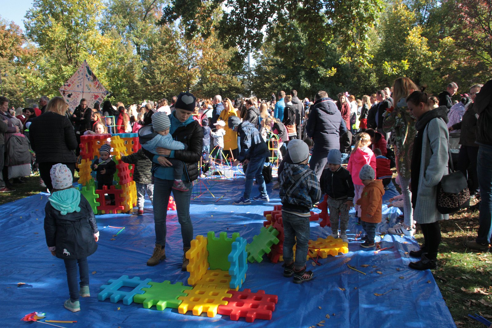 Dmuchawce, latawce, wiatr … i legniczanie w parku