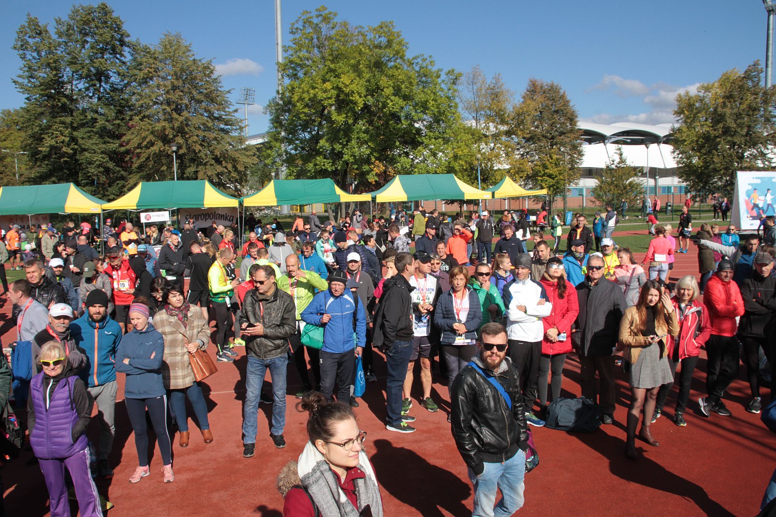 Dekoracja najlepszych zawodników w Legnickim Święcie Biegania