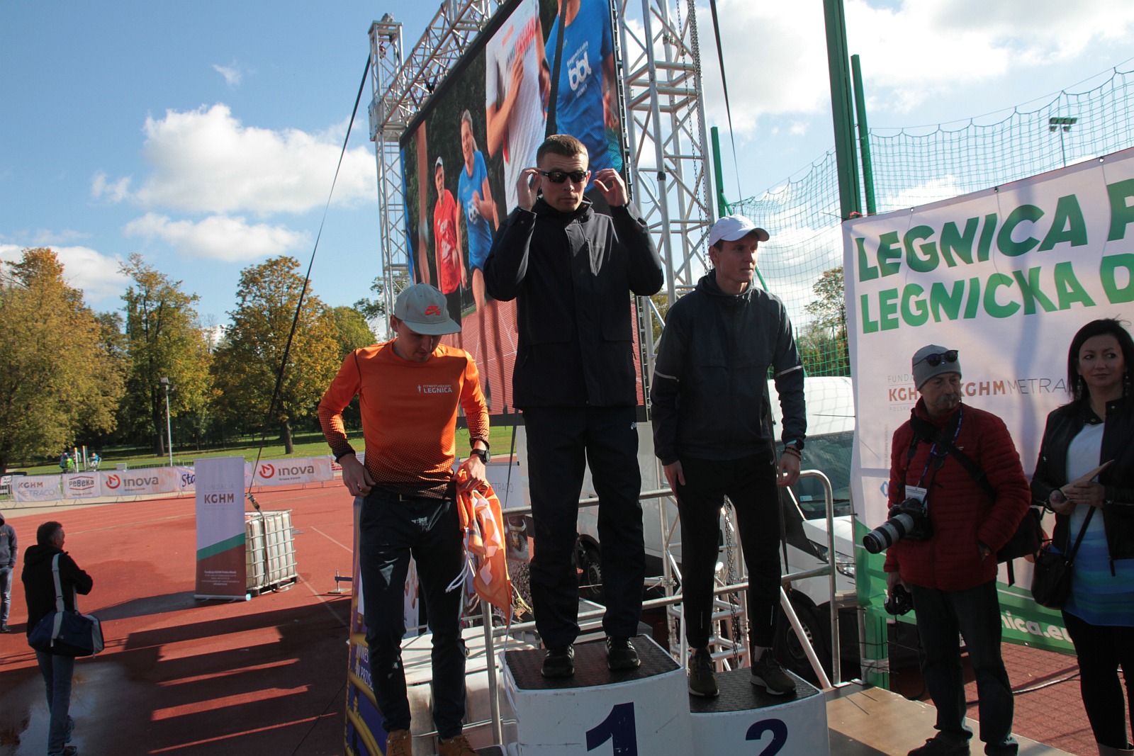 Dekoracja najlepszych zawodników w Legnickim Święcie Biegania