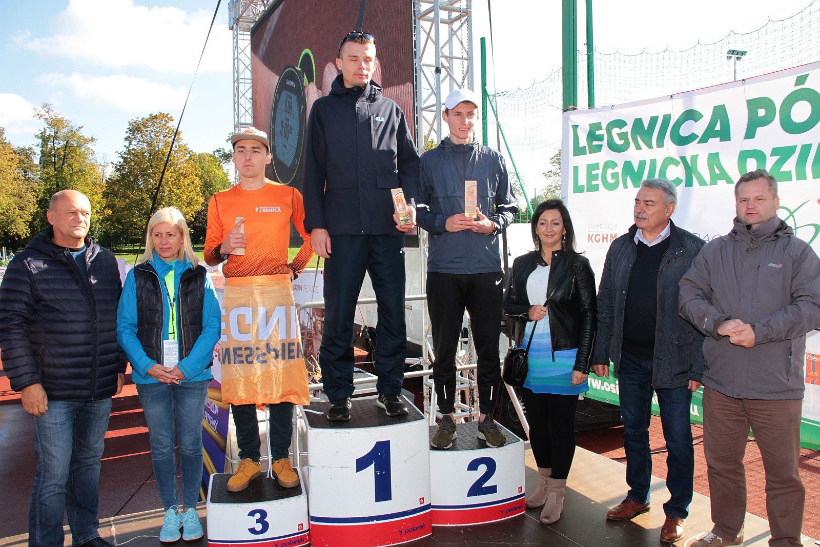 Dekoracja najlepszych zawodników w Legnickim Święcie Biegania