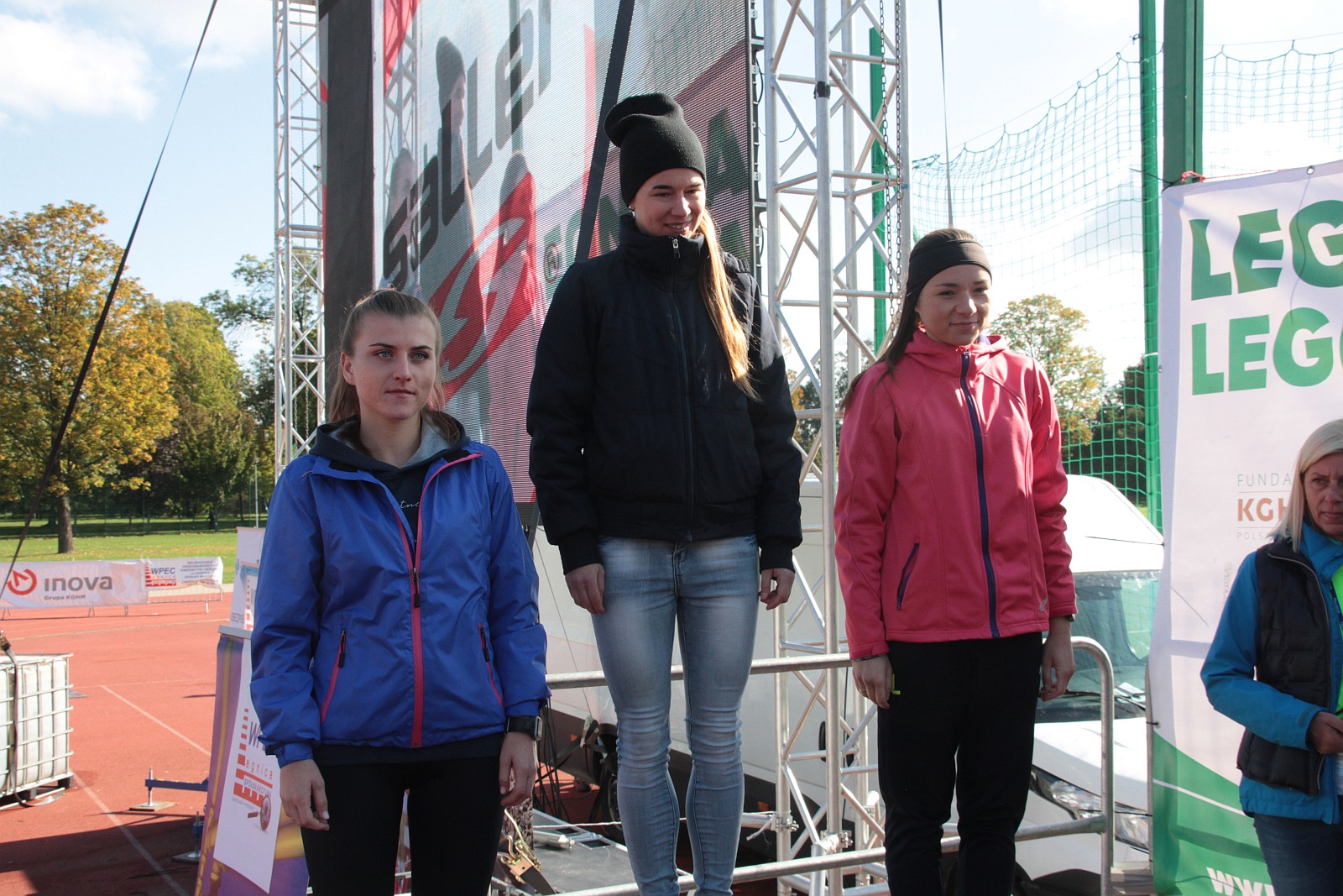 Dekoracja najlepszych zawodników w Legnickim Święcie Biegania