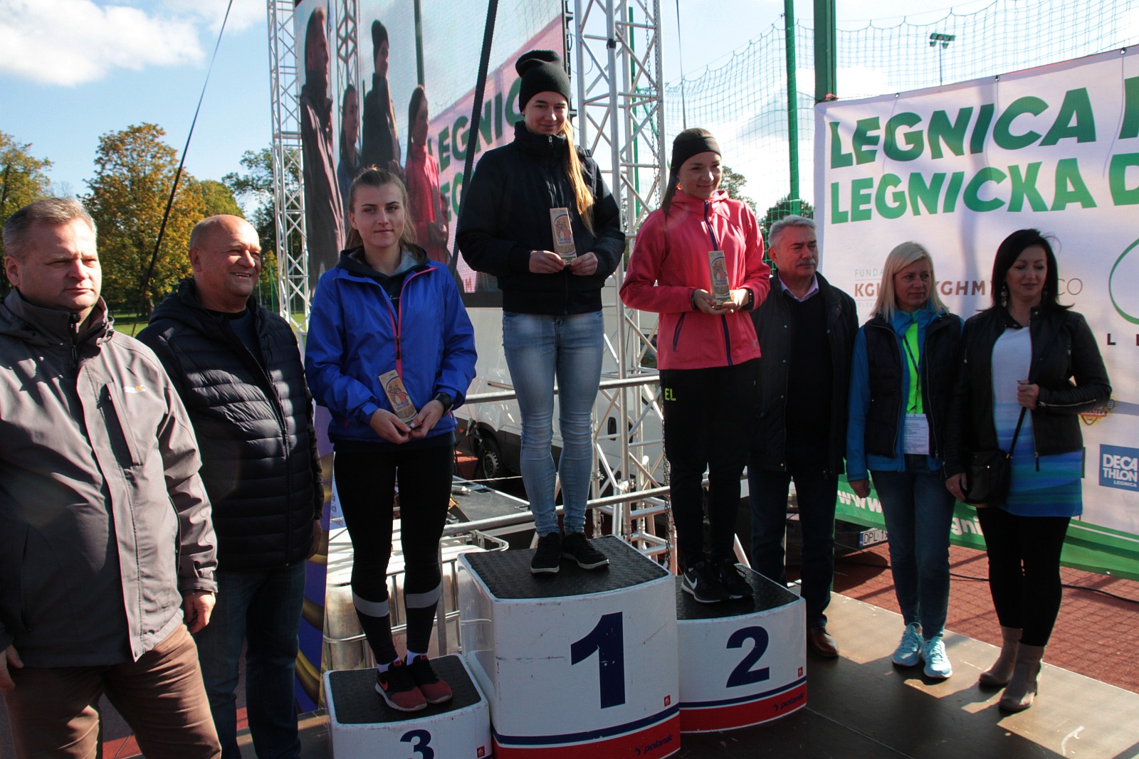 Dekoracja najlepszych zawodników w Legnickim Święcie Biegania