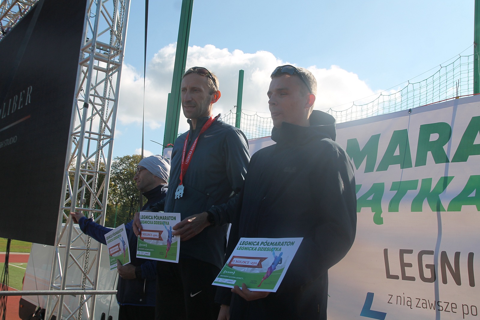 Dekoracja najlepszych zawodników w Legnickim Święcie Biegania