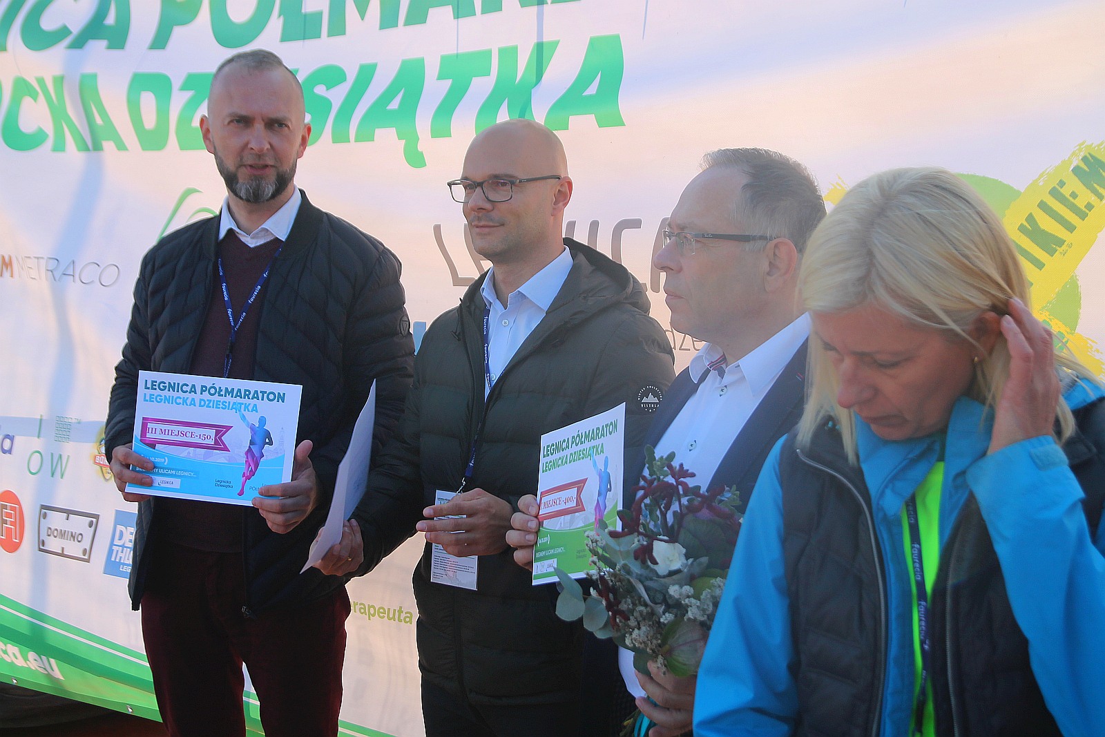 Dekoracja najlepszych zawodników w Legnickim Święcie Biegania