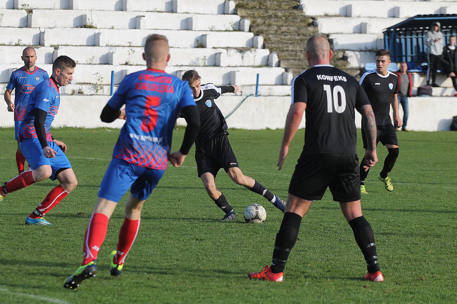 Konfeks Legnica rozstrzelał w drugiej połowie  Białołękę