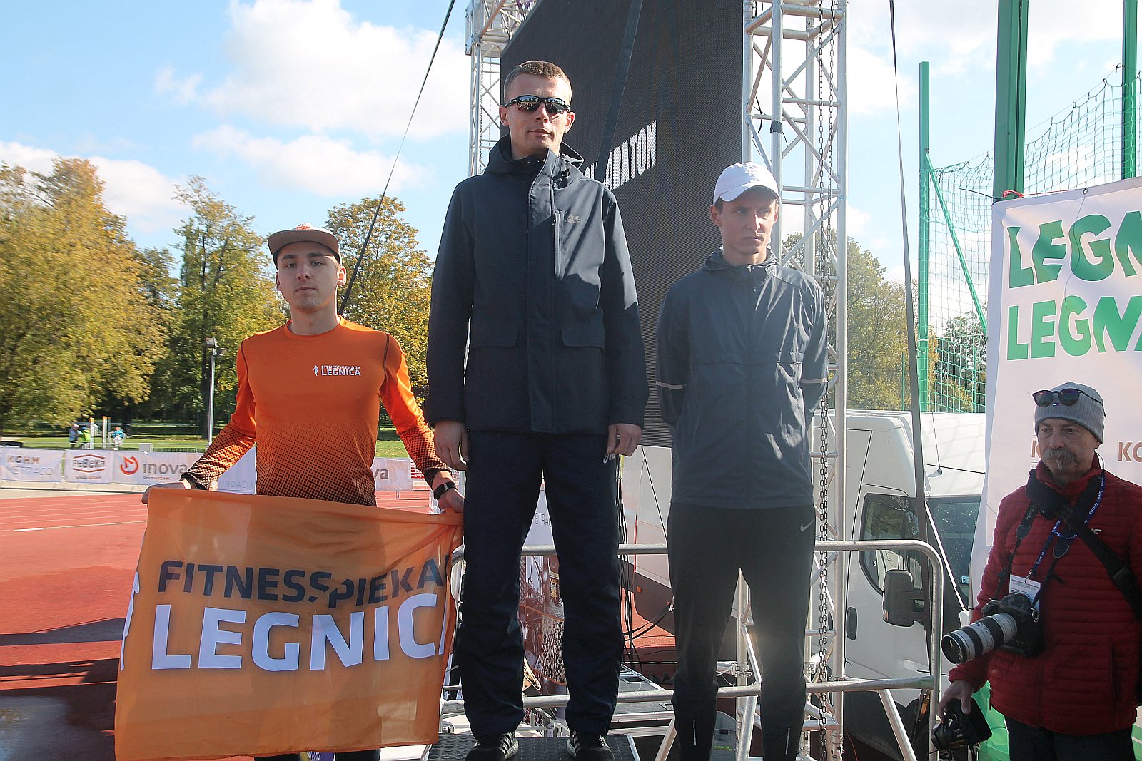 Dekoracja najlepszych zawodników w Legnickim Święcie Biegania