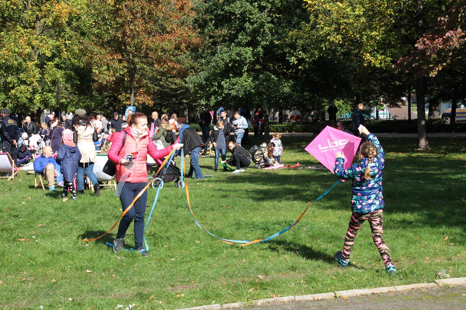 Dmuchawce, latawce, wiatr … i legniczanie w parku