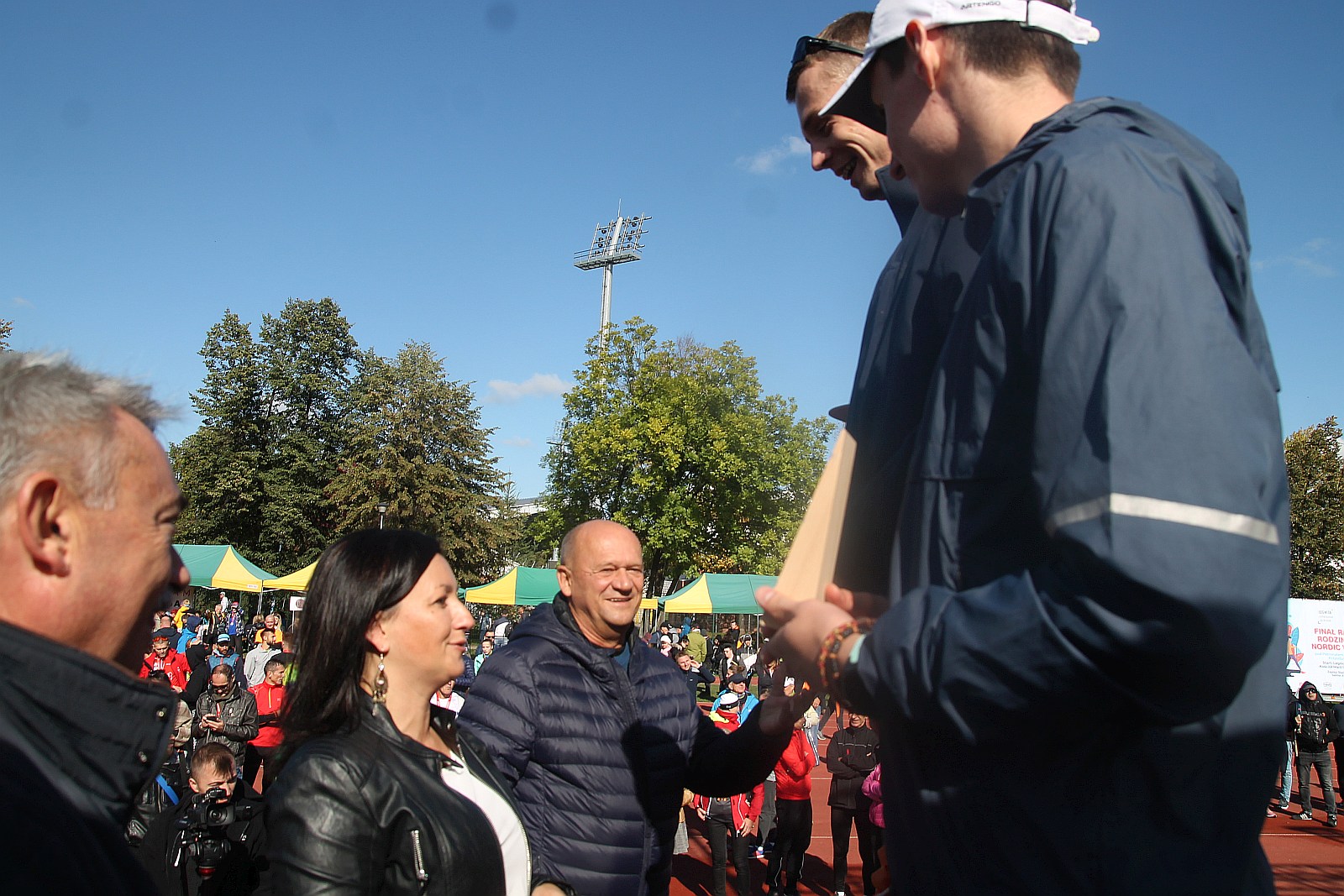 Dekoracja najlepszych zawodników w Legnickim Święcie Biegania