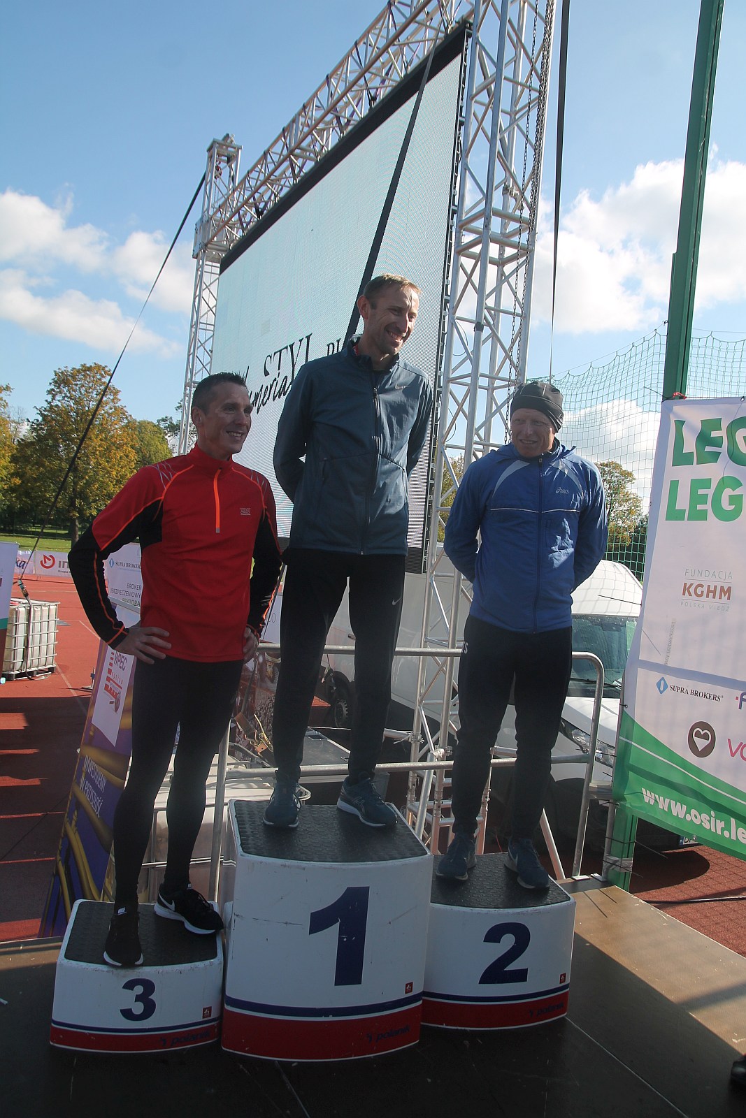Dekoracja najlepszych zawodników w Legnickim Święcie Biegania