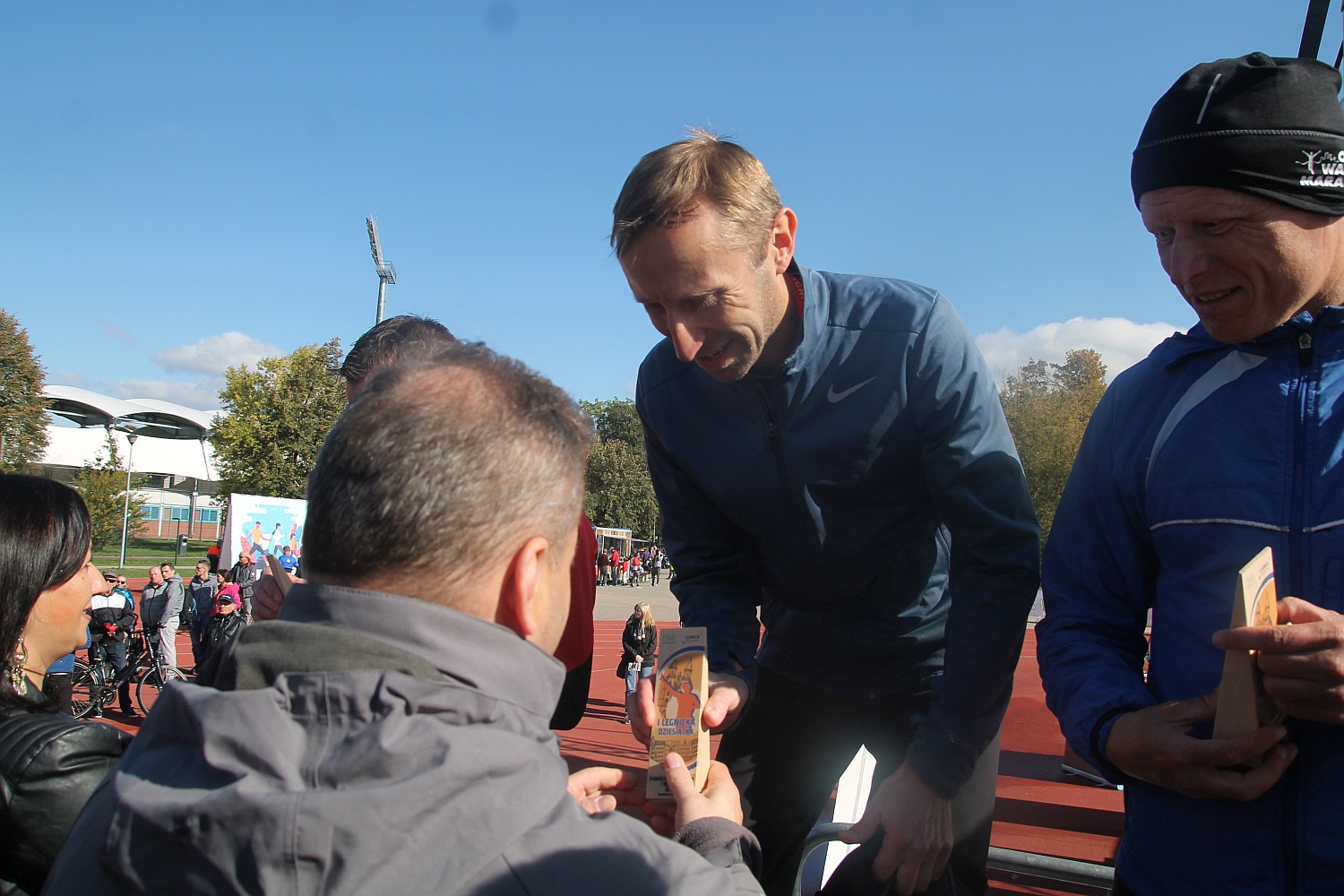 Dekoracja najlepszych zawodników w Legnickim Święcie Biegania