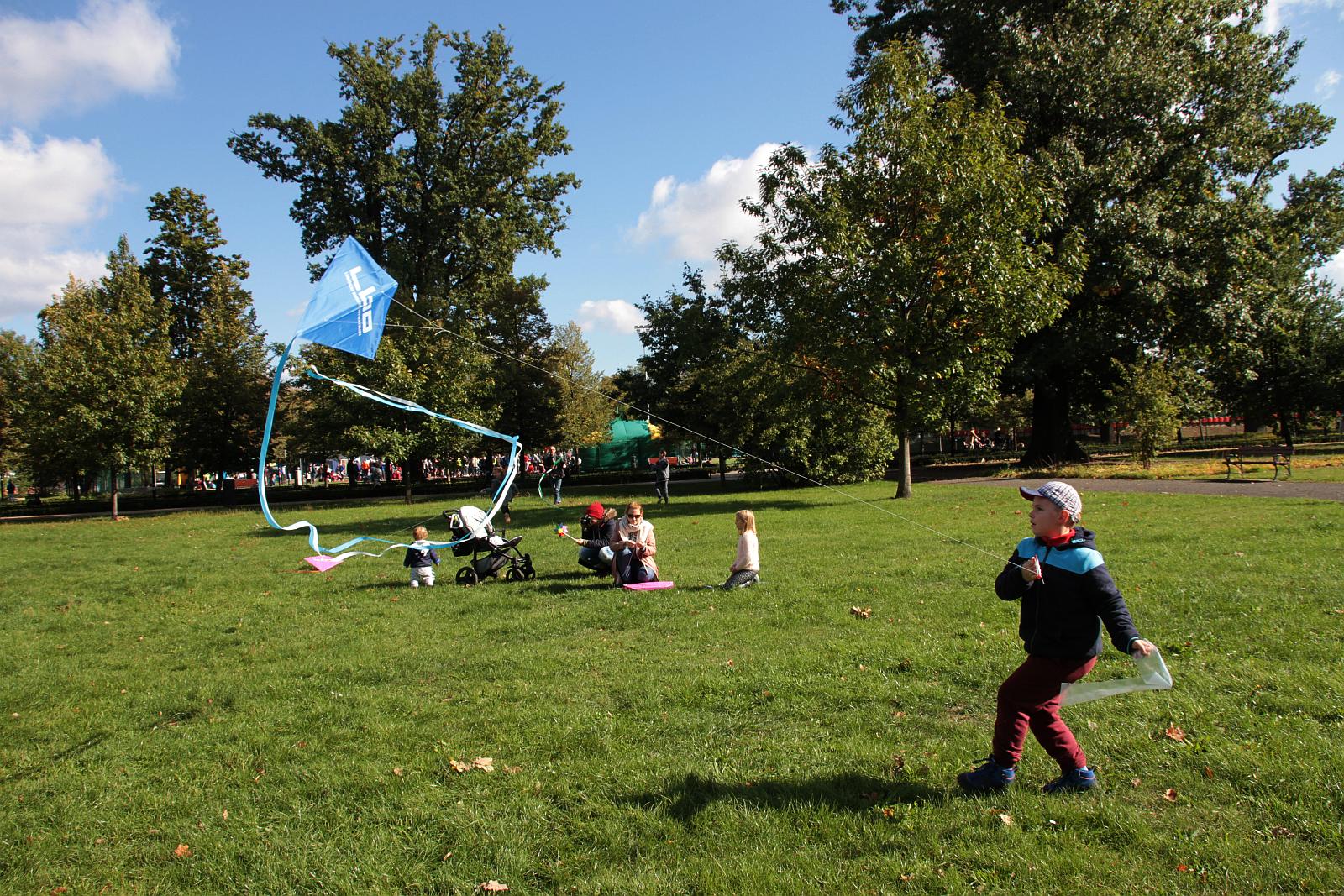 Dmuchawce, latawce, wiatr … i legniczanie w parku