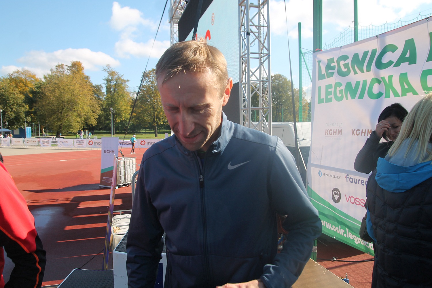 Dekoracja najlepszych zawodników w Legnickim Święcie Biegania