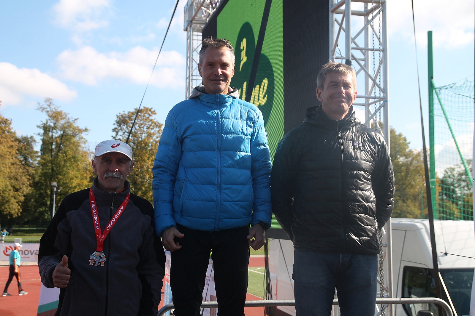 Dekoracja najlepszych zawodników w Legnickim Święcie Biegania