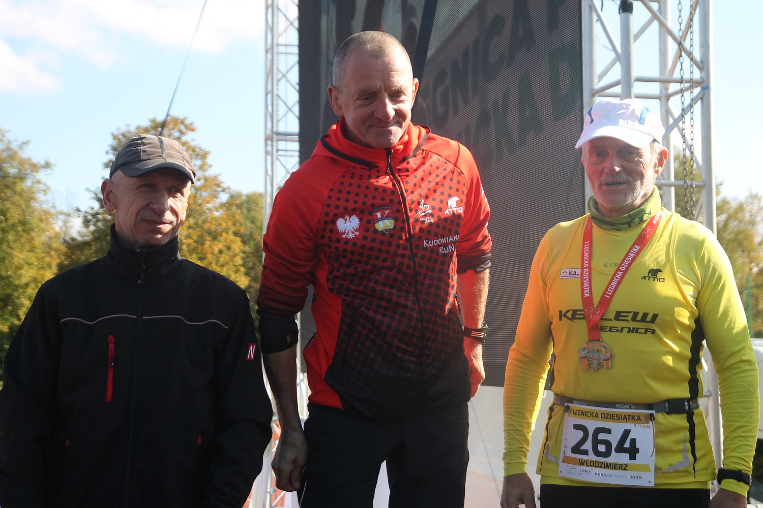 Dekoracja najlepszych zawodników w Legnickim Święcie Biegania
