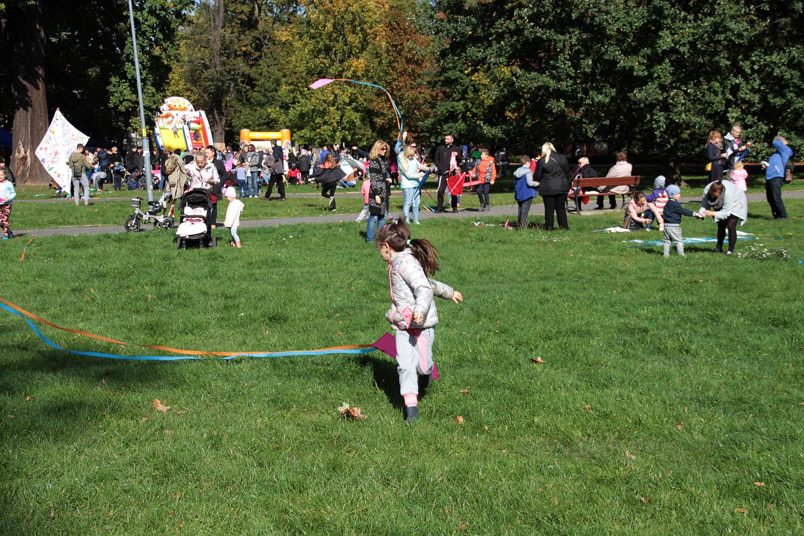 Dmuchawce, latawce, wiatr … i legniczanie w parku