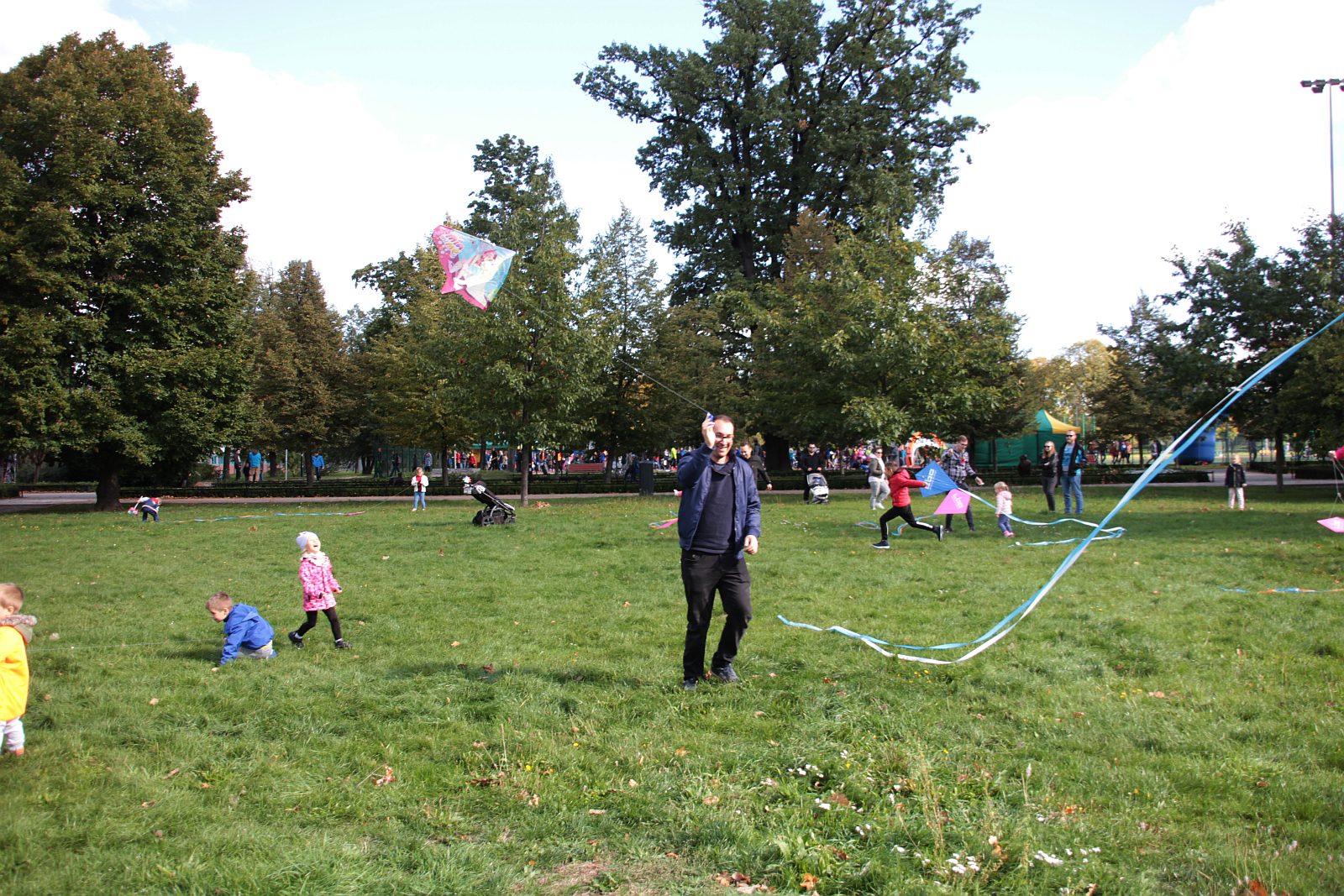 Dmuchawce, latawce, wiatr … i legniczanie w parku