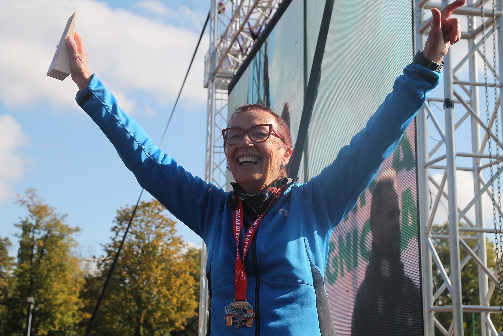 Dekoracja najlepszych zawodników w Legnickim Święcie Biegania