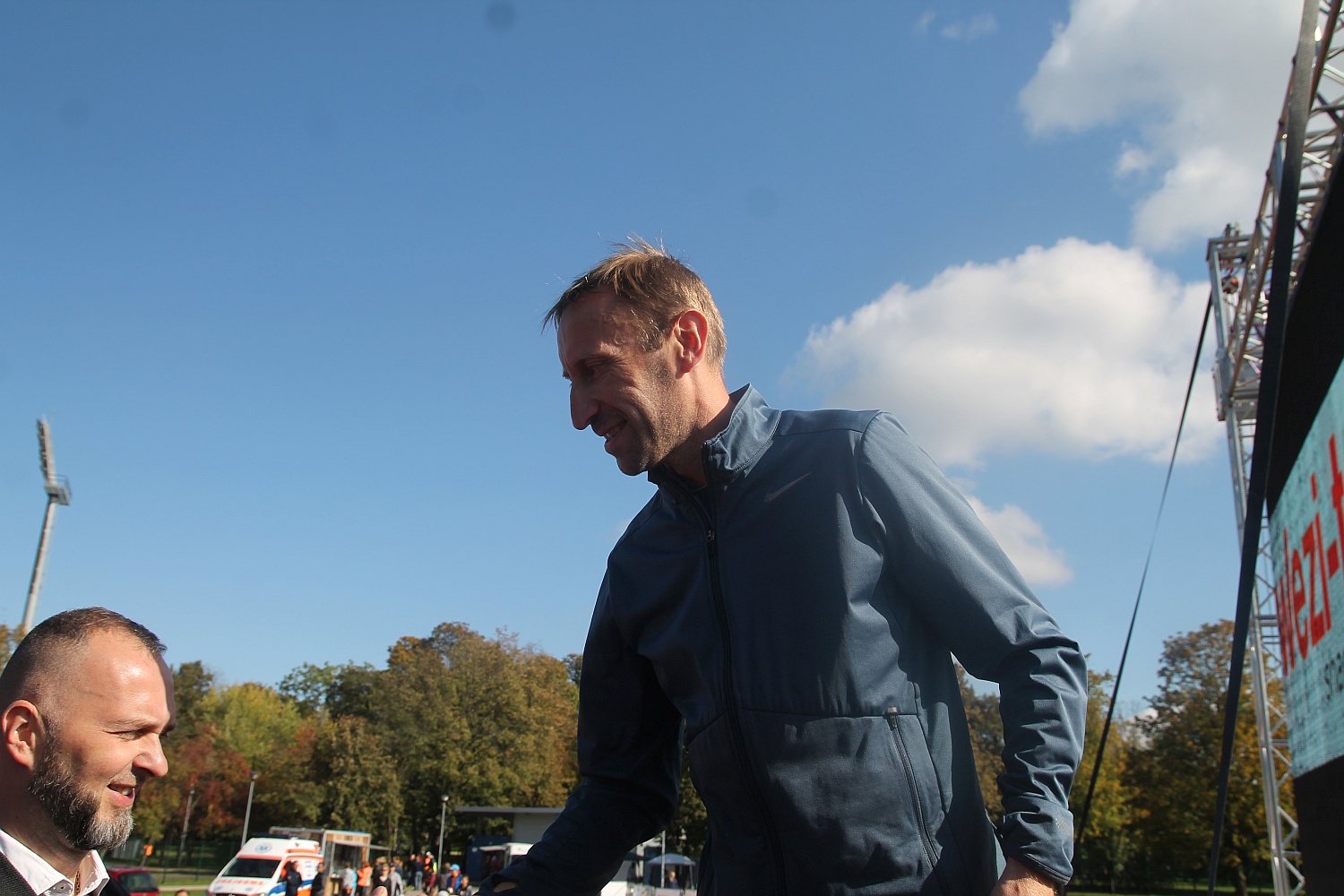 Dekoracja najlepszych zawodników w Legnickim Święcie Biegania