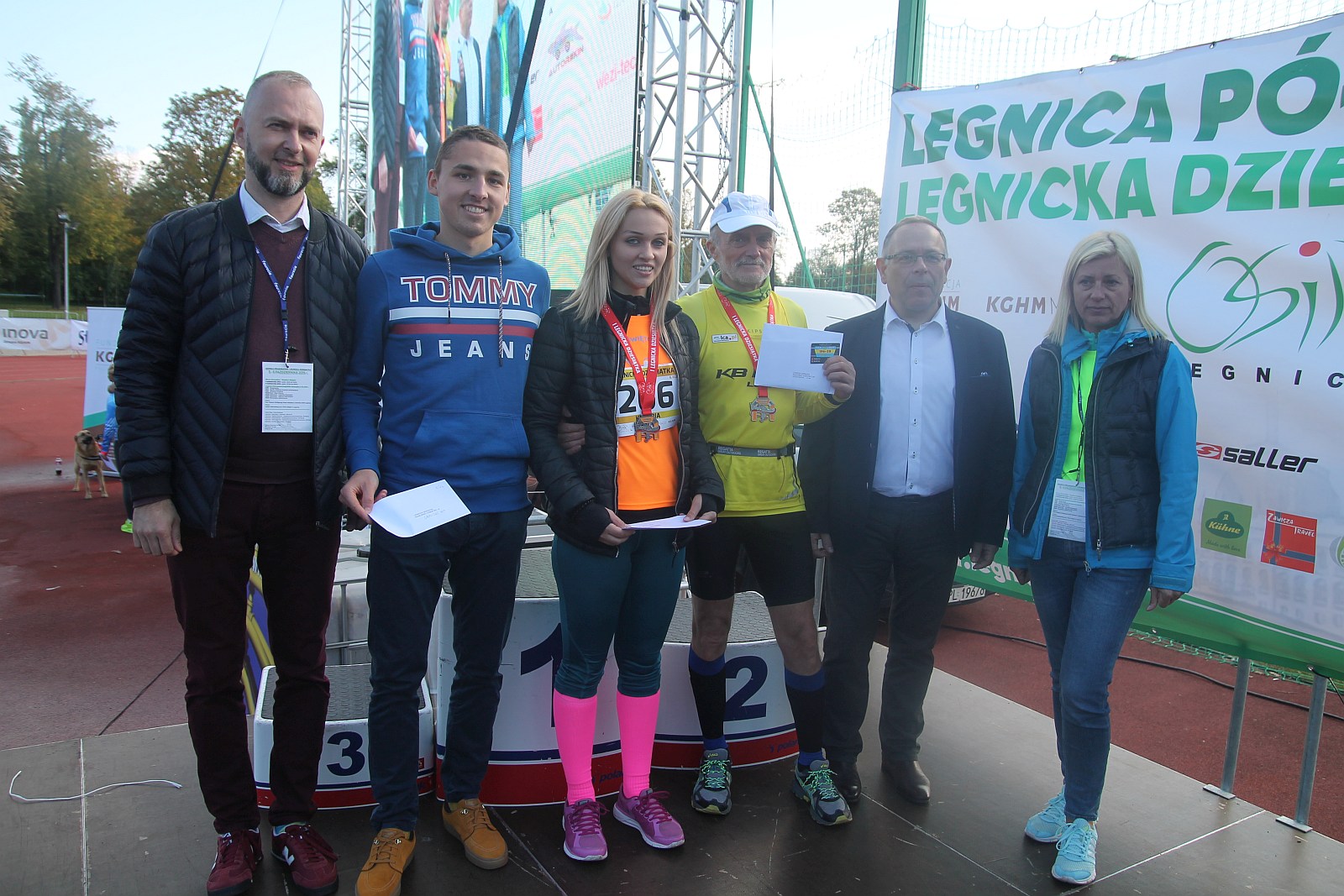 Dekoracja najlepszych zawodników w Legnickim Święcie Biegania