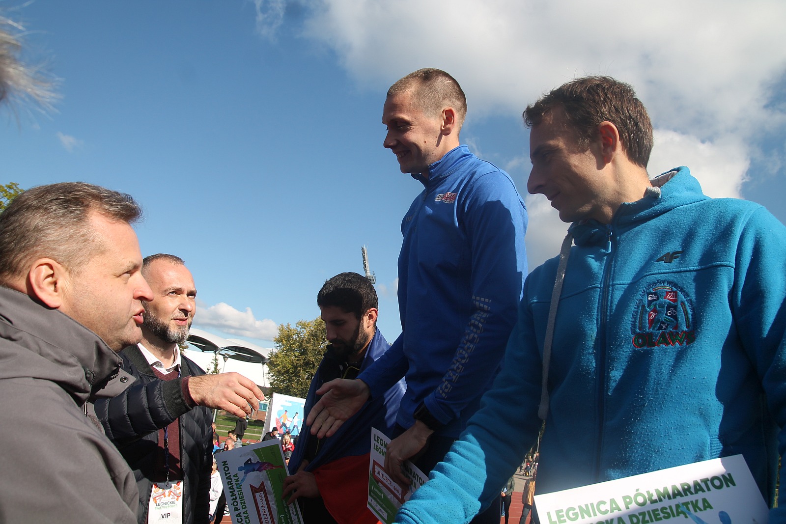 Dekoracja najlepszych zawodników w Legnickim Święcie Biegania