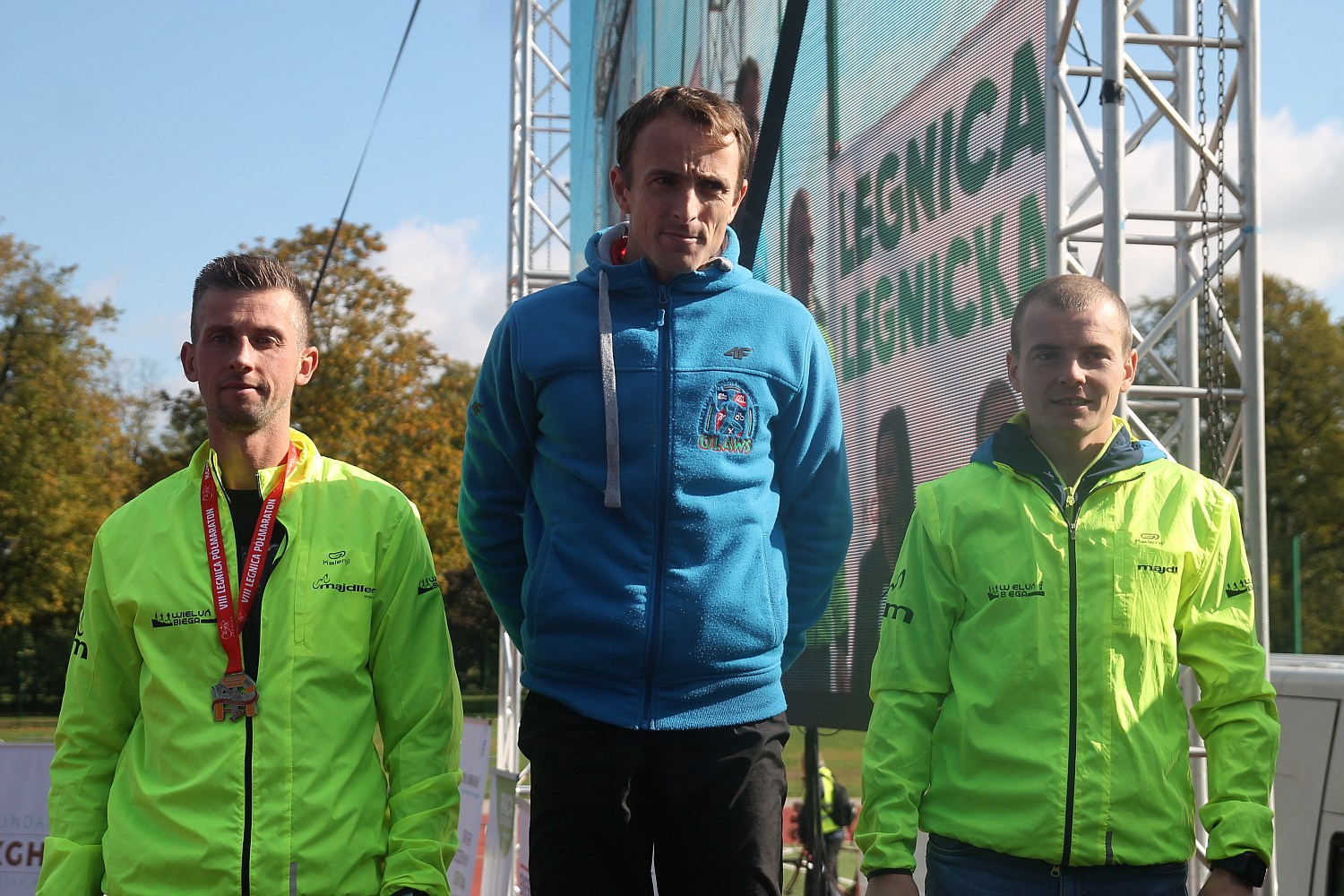 Dekoracja najlepszych zawodników w Legnickim Święcie Biegania