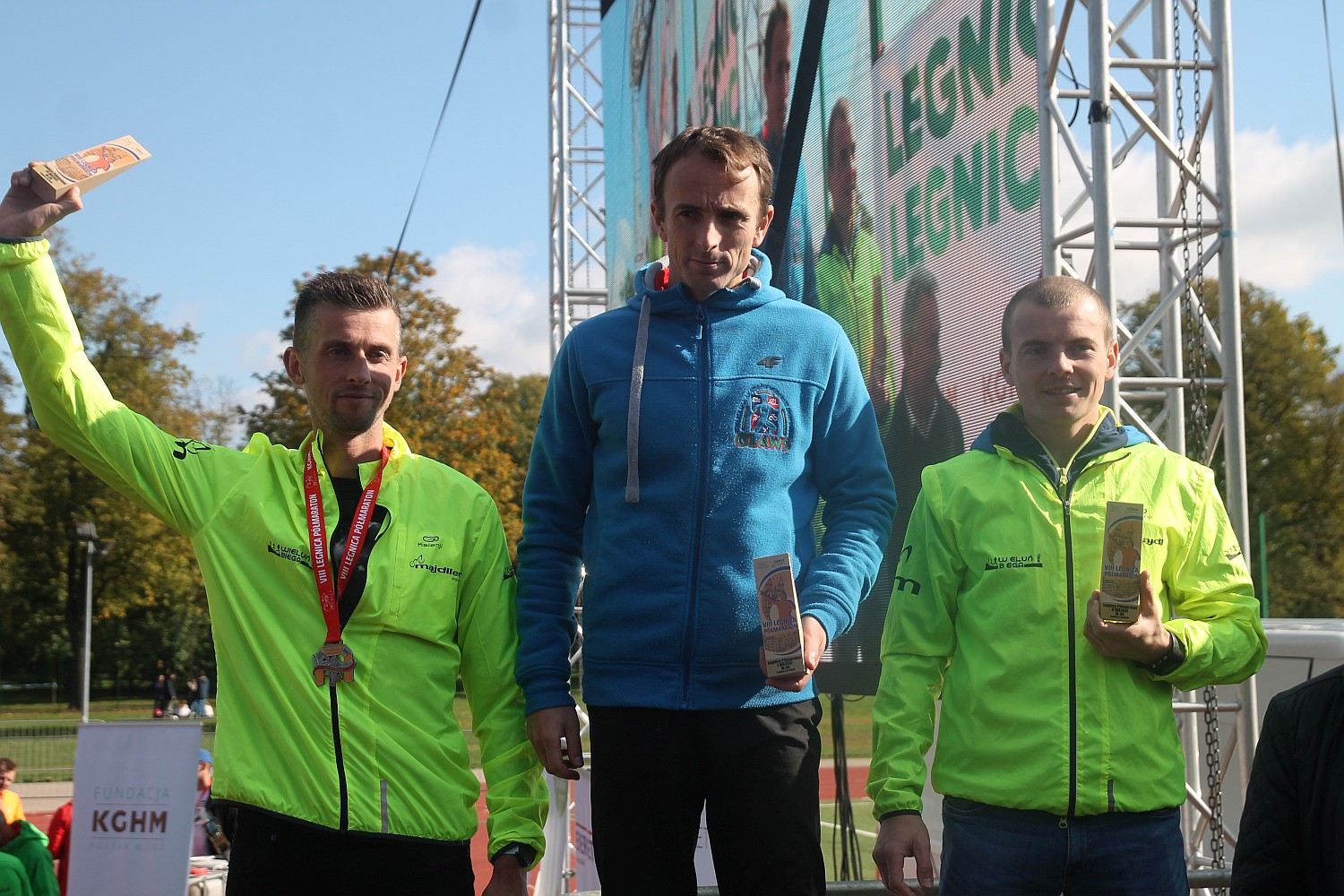 Dekoracja najlepszych zawodników w Legnickim Święcie Biegania
