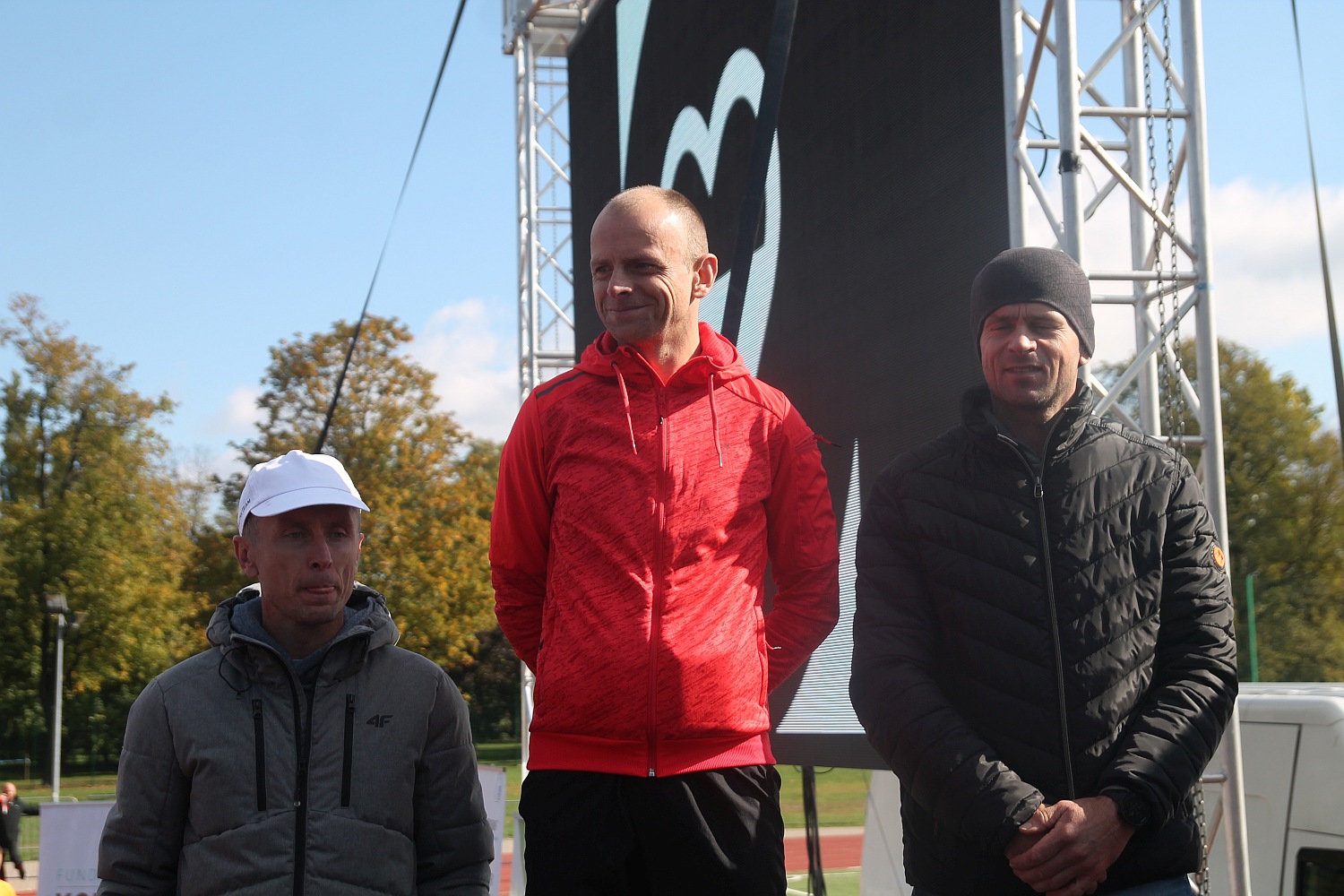 Dekoracja najlepszych zawodników w Legnickim Święcie Biegania