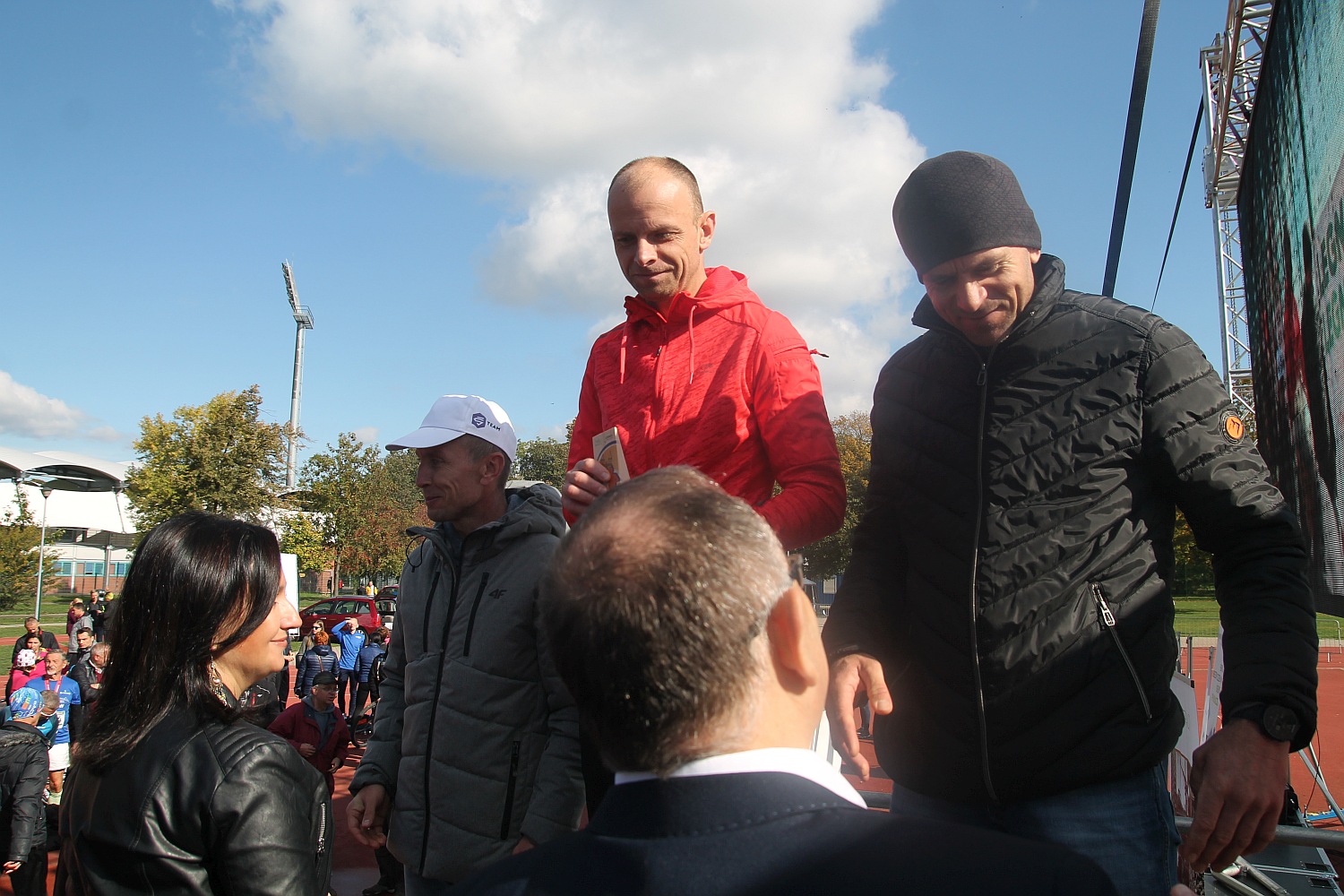 Dekoracja najlepszych zawodników w Legnickim Święcie Biegania