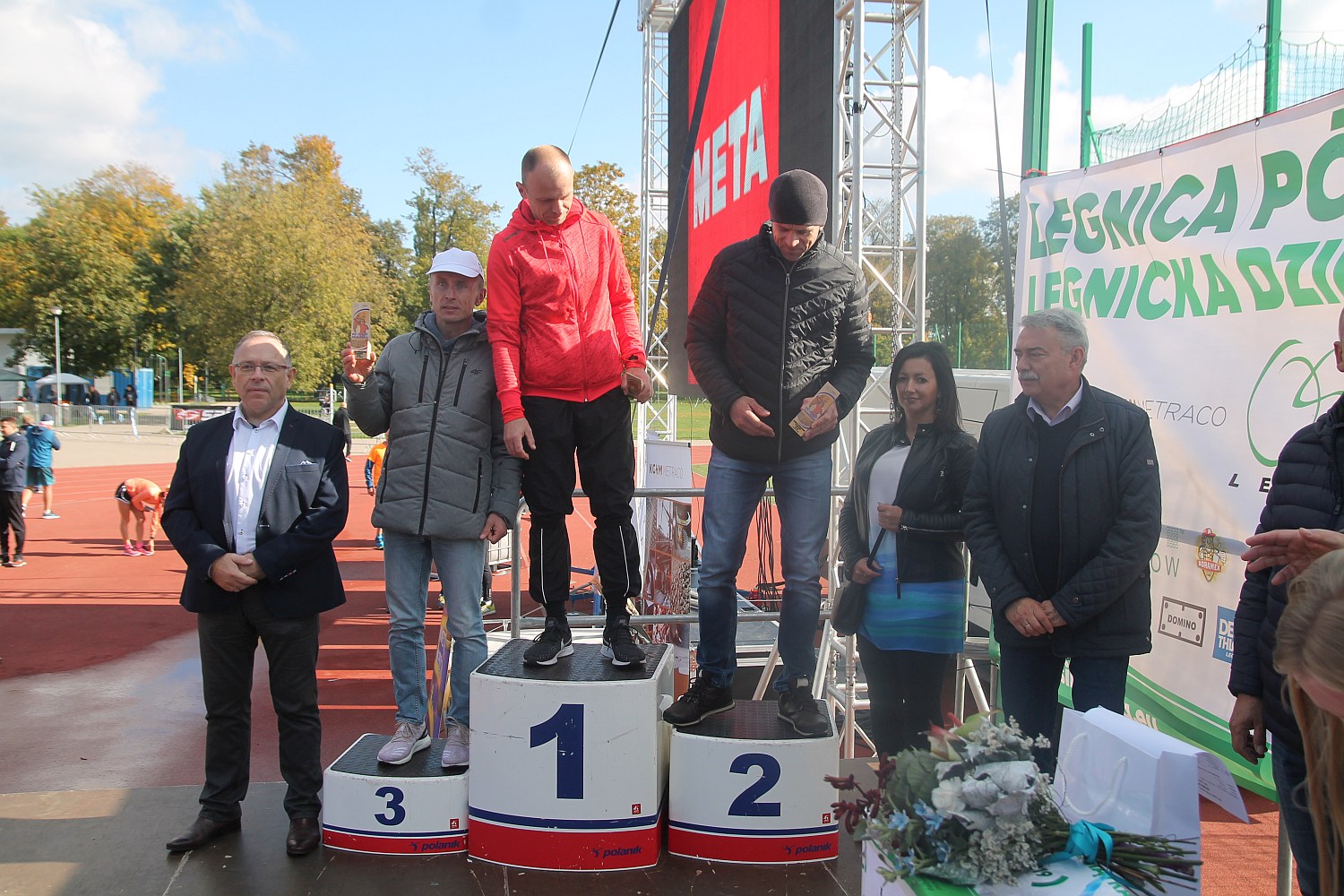 Dekoracja najlepszych zawodników w Legnickim Święcie Biegania