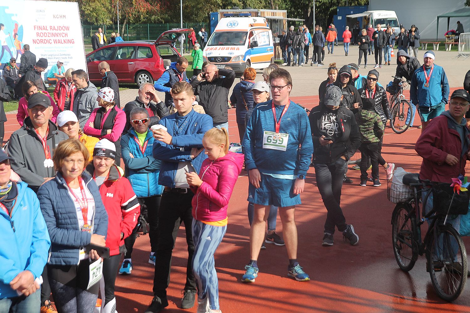 Dekoracja najlepszych zawodników w Legnickim Święcie Biegania