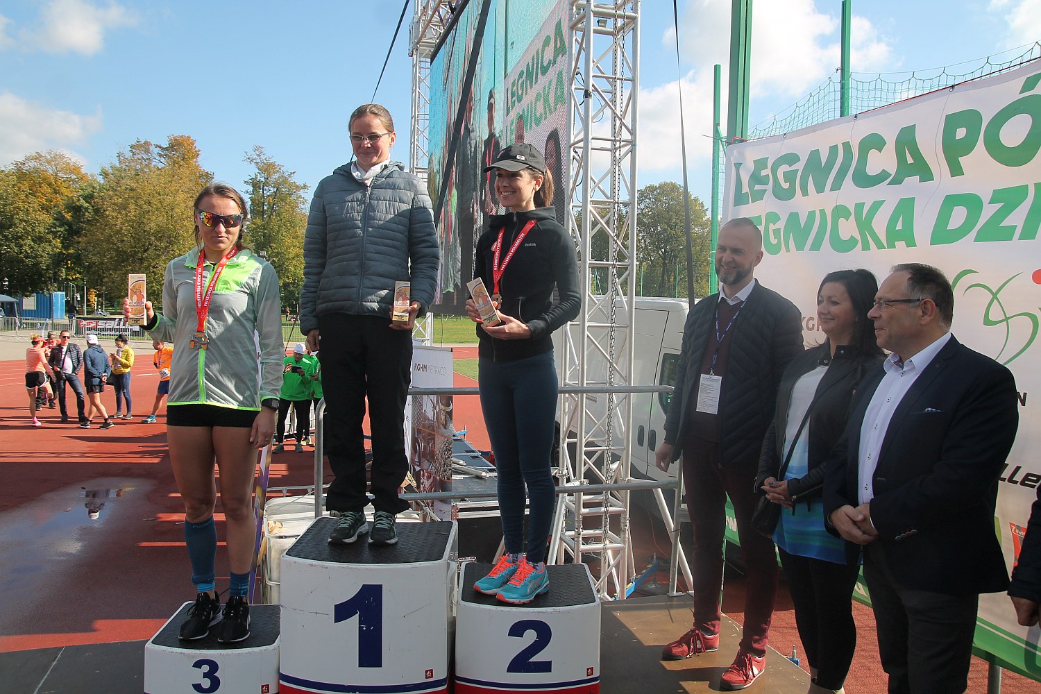 Dekoracja najlepszych zawodników w Legnickim Święcie Biegania