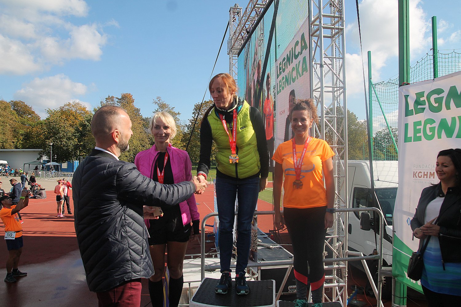 Dekoracja najlepszych zawodników w Legnickim Święcie Biegania