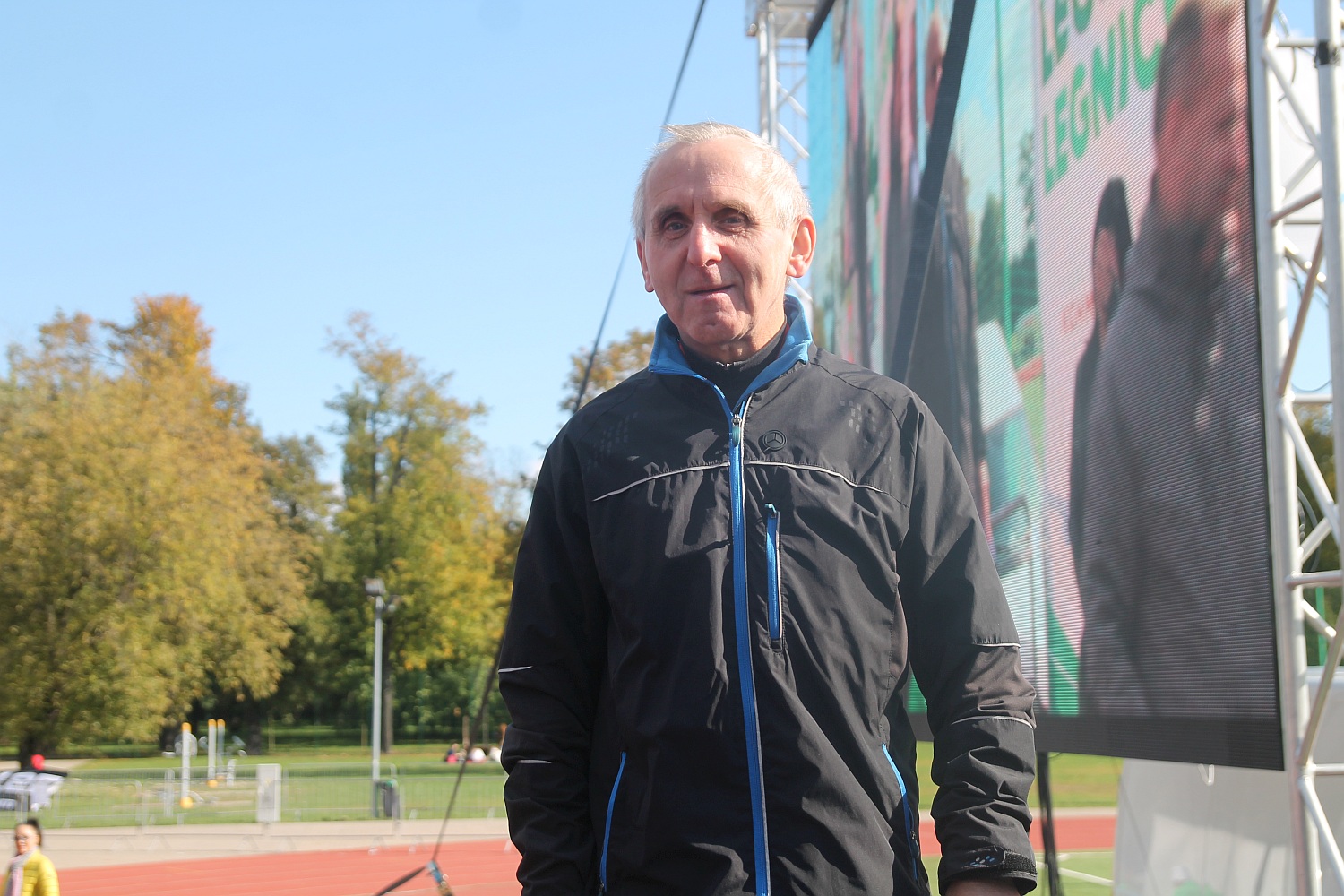 Dekoracja najlepszych zawodników w Legnickim Święcie Biegania